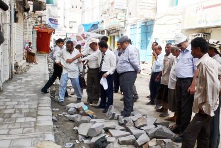 شائف أثناء تفقده أعمال الرصف لشوارع صيرة أمس